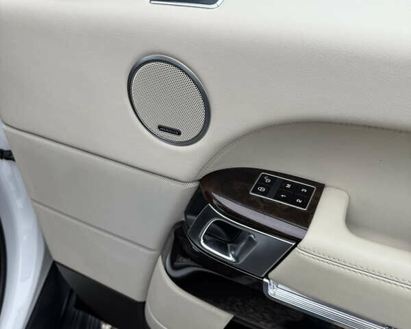 Белый Ленд Ровер Рендж Ровер, объемом двигателя 2.99 л и пробегом 148 тыс. км за 34000 $, фото 32 на Automoto.ua