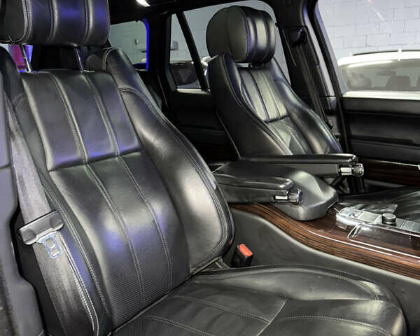 Белый Ленд Ровер Рендж Ровер, объемом двигателя 4.37 л и пробегом 240 тыс. км за 31000 $, фото 42 на Automoto.ua