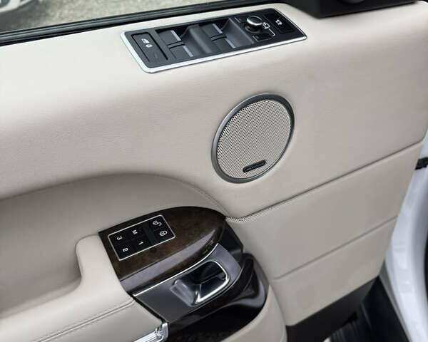 Белый Ленд Ровер Рендж Ровер, объемом двигателя 2.99 л и пробегом 148 тыс. км за 34000 $, фото 17 на Automoto.ua