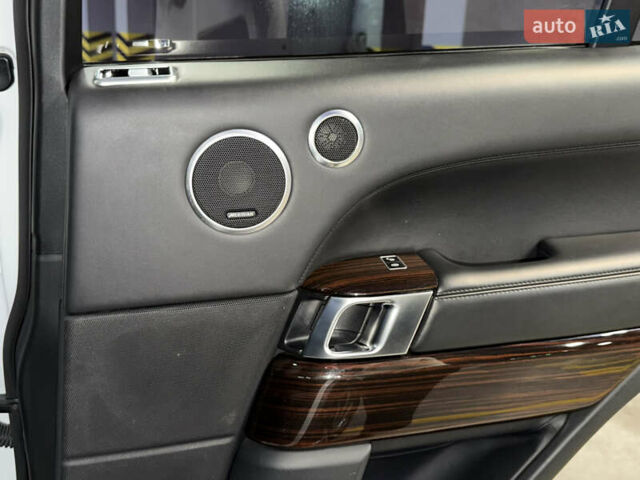 Белый Ленд Ровер Рендж Ровер, объемом двигателя 4.37 л и пробегом 240 тыс. км за 31000 $, фото 49 на Automoto.ua