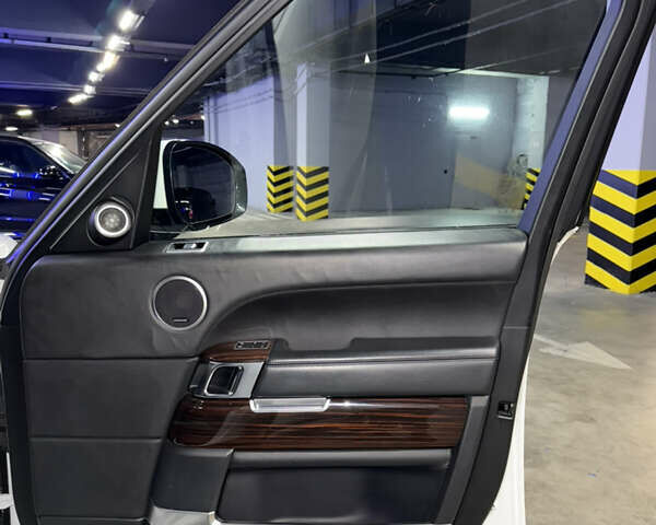 Белый Ленд Ровер Рендж Ровер, объемом двигателя 4.37 л и пробегом 240 тыс. км за 31000 $, фото 44 на Automoto.ua