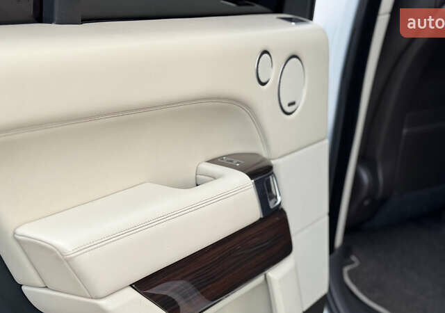 Белый Ленд Ровер Рендж Ровер, объемом двигателя 5 л и пробегом 142 тыс. км за 33000 $, фото 13 на Automoto.ua