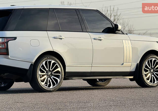Белый Ленд Ровер Рендж Ровер, объемом двигателя 5 л и пробегом 142 тыс. км за 33000 $, фото 4 на Automoto.ua