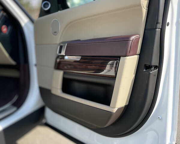 Ленд Ровер Рендж Ровер 2014 в Киеве на Automoto.ua Белый Ленд Ровер Рендж Ровер, объемом двигателя 5 л и пробегом 149 тыс. км за 45000 $, фото 28 на Automoto.ua