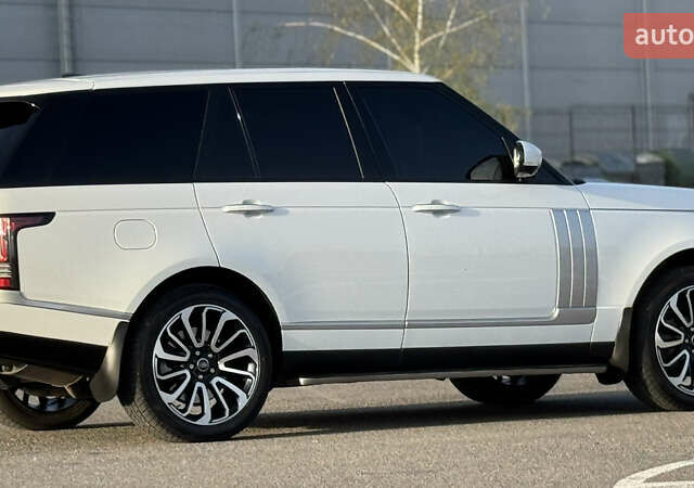 Белый Ленд Ровер Рендж Ровер, объемом двигателя 5 л и пробегом 142 тыс. км за 33000 $, фото 2 на Automoto.ua