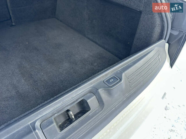 Белый Ленд Ровер Рендж Ровер, объемом двигателя 3 л и пробегом 201 тыс. км за 27900 $, фото 29 на Automoto.ua