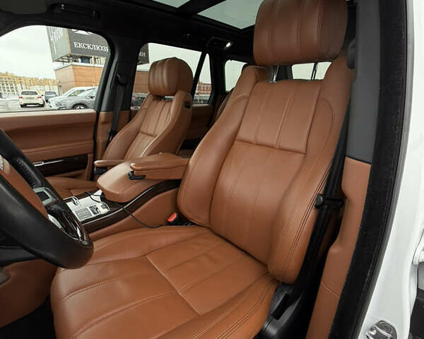 Білий Ленд Ровер Рендж Ровер, об'ємом двигуна 4.37 л та пробігом 64 тис. км за 50000 $, фото 10 на Automoto.ua