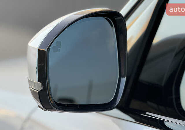 Белый Ленд Ровер Рендж Ровер, объемом двигателя 5 л и пробегом 142 тыс. км за 33000 $, фото 7 на Automoto.ua