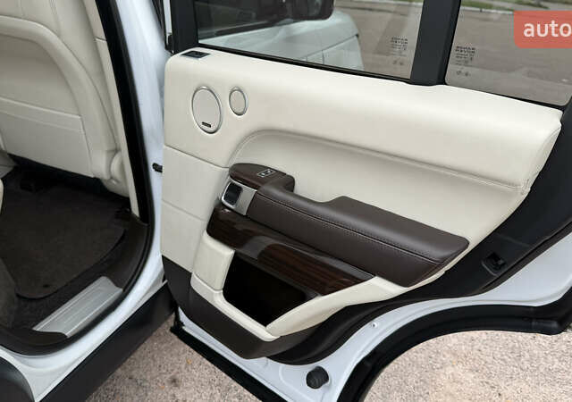 Білий Ленд Ровер Рендж Ровер, об'ємом двигуна 2.99 л та пробігом 219 тис. км за 32500 $, фото 11 на Automoto.ua