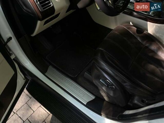 Белый Ленд Ровер Рендж Ровер, объемом двигателя 3 л и пробегом 322 тыс. км за 26000 $, фото 11 на Automoto.ua