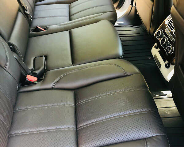 Белый Ленд Ровер Рендж Ровер, объемом двигателя 2.99 л и пробегом 156 тыс. км за 47000 $, фото 11 на Automoto.ua