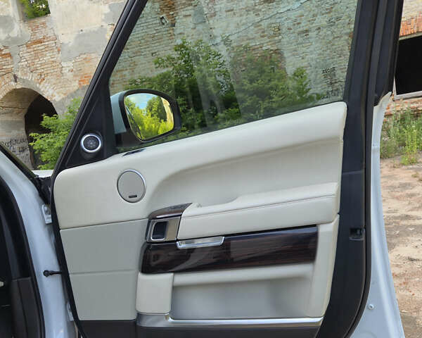 Белый Ленд Ровер Рендж Ровер, объемом двигателя 4.37 л и пробегом 80 тыс. км за 45000 $, фото 30 на Automoto.ua