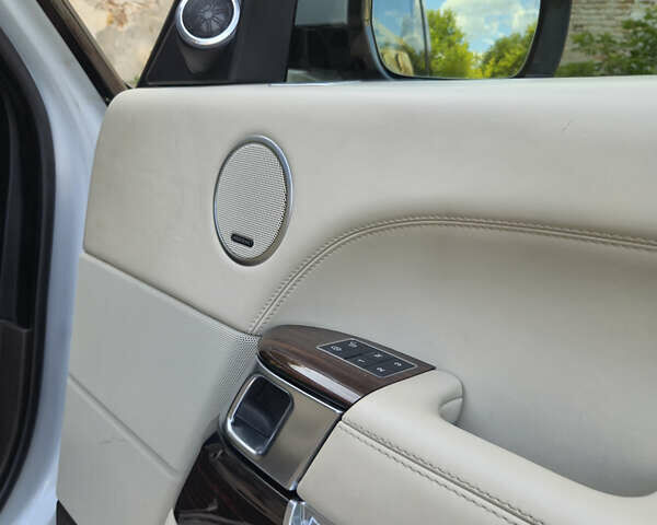 Белый Ленд Ровер Рендж Ровер, объемом двигателя 4.37 л и пробегом 80 тыс. км за 45000 $, фото 28 на Automoto.ua