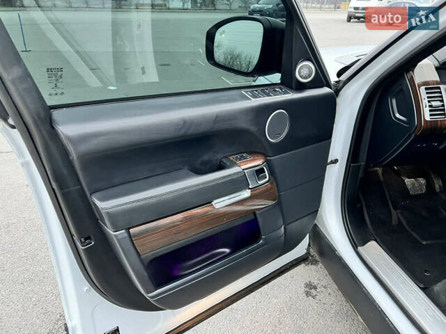 Білий Ленд Ровер Рендж Ровер, об'ємом двигуна 3 л та пробігом 204 тис. км за 35000 $, фото 16 на Automoto.ua