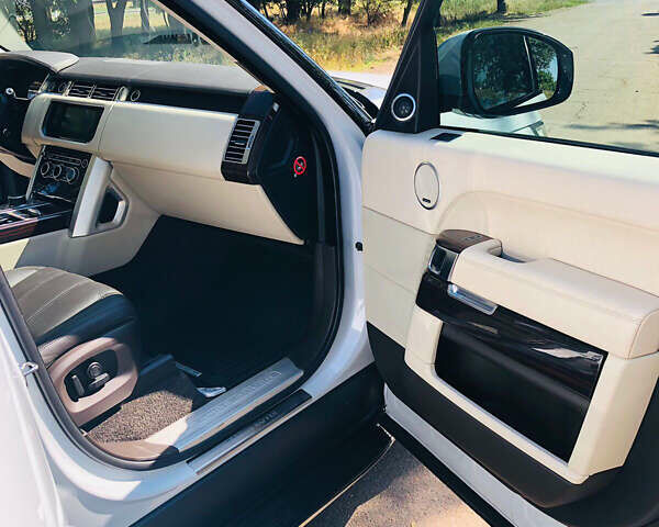 Белый Ленд Ровер Рендж Ровер, объемом двигателя 2.99 л и пробегом 156 тыс. км за 47000 $, фото 13 на Automoto.ua