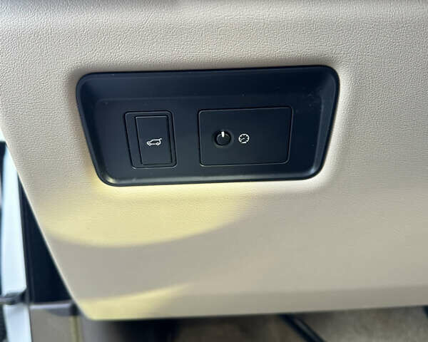 Білий Ленд Ровер Рендж Ровер, об'ємом двигуна 2.99 л та пробігом 245 тис. км за 50000 $, фото 49 на Automoto.ua