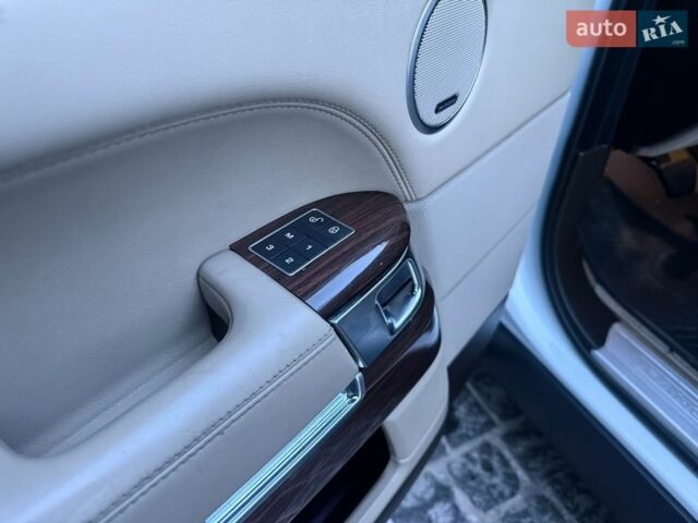 Белый Ленд Ровер Рендж Ровер, объемом двигателя 2.99 л и пробегом 161 тыс. км за 33800 $, фото 98 на Automoto.ua