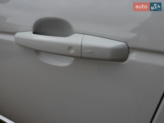 Білий Ленд Ровер Рендж Ровер, об'ємом двигуна 3 л та пробігом 154 тис. км за 31900 $, фото 11 на Automoto.ua