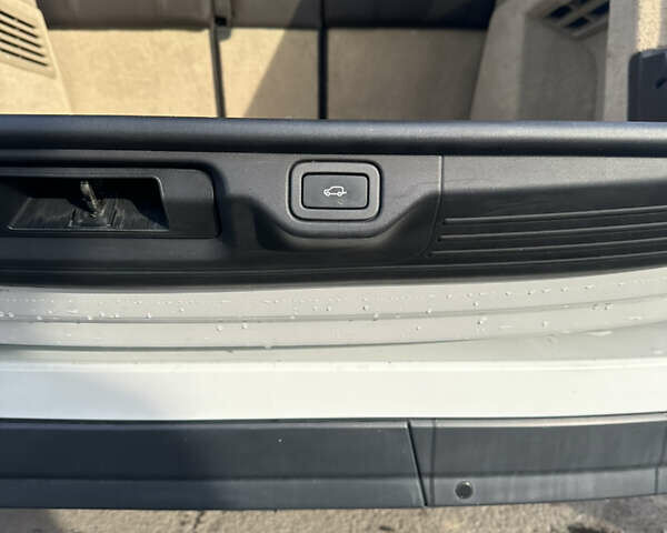 Білий Ленд Ровер Рендж Ровер, об'ємом двигуна 2.99 л та пробігом 245 тис. км за 50000 $, фото 39 на Automoto.ua