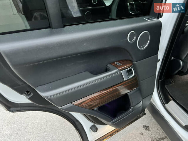 Білий Ленд Ровер Рендж Ровер, об'ємом двигуна 3 л та пробігом 204 тис. км за 35000 $, фото 28 на Automoto.ua