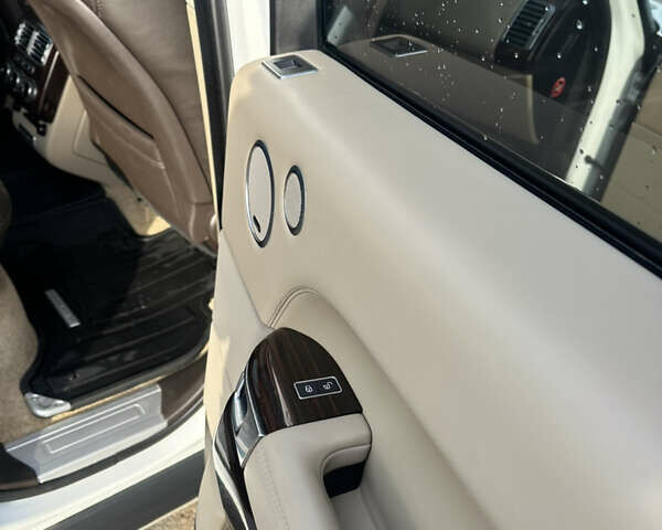 Білий Ленд Ровер Рендж Ровер, об'ємом двигуна 2.99 л та пробігом 245 тис. км за 50000 $, фото 33 на Automoto.ua