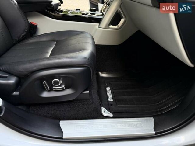 Білий Ленд Ровер Рендж Ровер, об'ємом двигуна 2.99 л та пробігом 180 тис. км за 39850 $, фото 56 на Automoto.ua