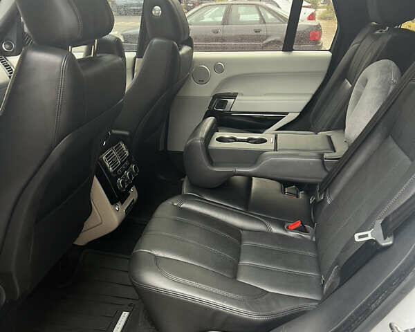 Белый Ленд Ровер Рендж Ровер, объемом двигателя 2.99 л и пробегом 159 тыс. км за 42000 $, фото 12 на Automoto.ua