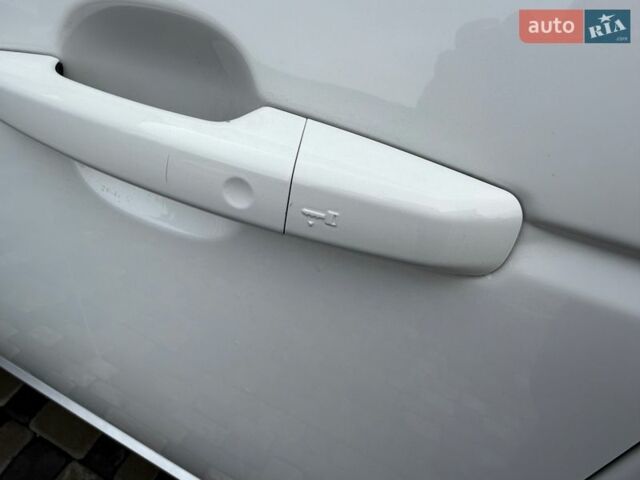 Белый Ленд Ровер Рендж Ровер, объемом двигателя 3 л и пробегом 173 тыс. км за 27500 $, фото 23 на Automoto.ua