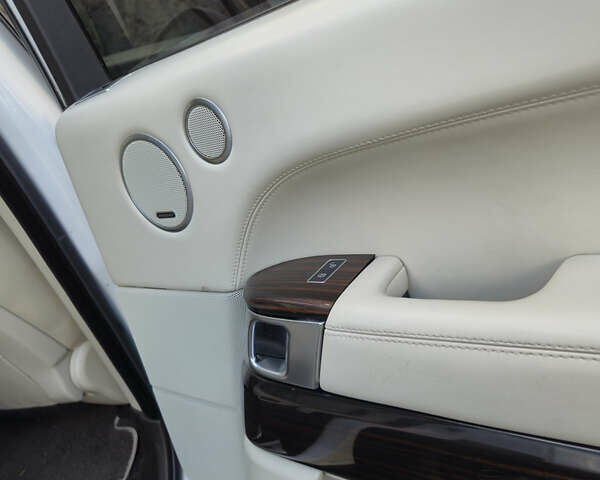 Белый Ленд Ровер Рендж Ровер, объемом двигателя 4.37 л и пробегом 80 тыс. км за 45000 $, фото 32 на Automoto.ua