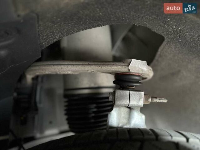 Білий Ленд Ровер Рендж Ровер, об'ємом двигуна 2.99 л та пробігом 180 тис. км за 39850 $, фото 33 на Automoto.ua