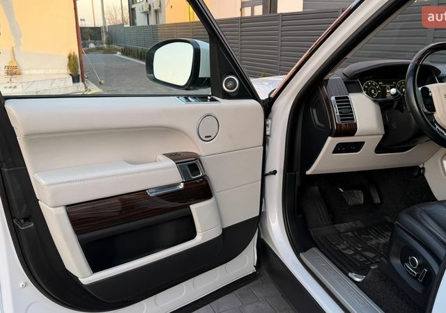 Белый Ленд Ровер Рендж Ровер, объемом двигателя 2.99 л и пробегом 187 тыс. км за 45000 $, фото 12 на Automoto.ua