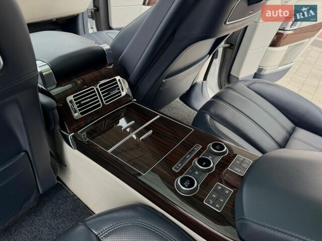 Белый Ленд Ровер Рендж Ровер, объемом двигателя 4.4 л и пробегом 115 тыс. км за 47950 $, фото 40 на Automoto.ua