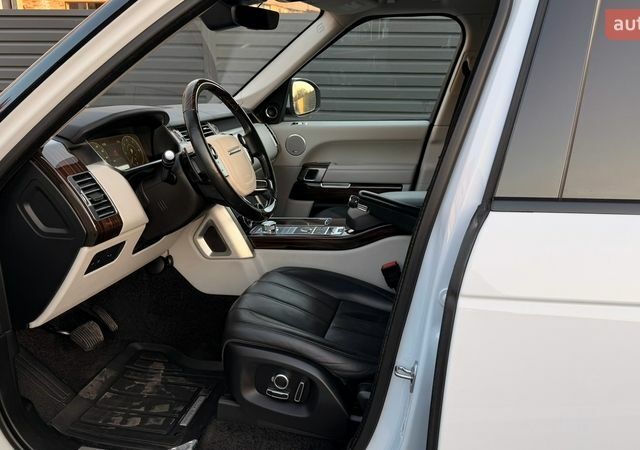 Белый Ленд Ровер Рендж Ровер, объемом двигателя 2.99 л и пробегом 187 тыс. км за 45000 $, фото 11 на Automoto.ua