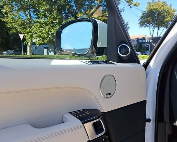 Белый Ленд Ровер Рендж Ровер, объемом двигателя 2.99 л и пробегом 108 тыс. км за 41999 $, фото 6 на Automoto.ua