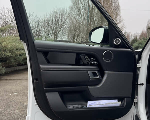 Белый Ленд Ровер Рендж Ровер, объемом двигателя 3 л и пробегом 70 тыс. км за 59000 $, фото 12 на Automoto.ua