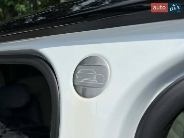 Белый Ленд Ровер Рендж Ровер, объемом двигателя 5 л и пробегом 39 тыс. км за 95000 $, фото 7 на Automoto.ua