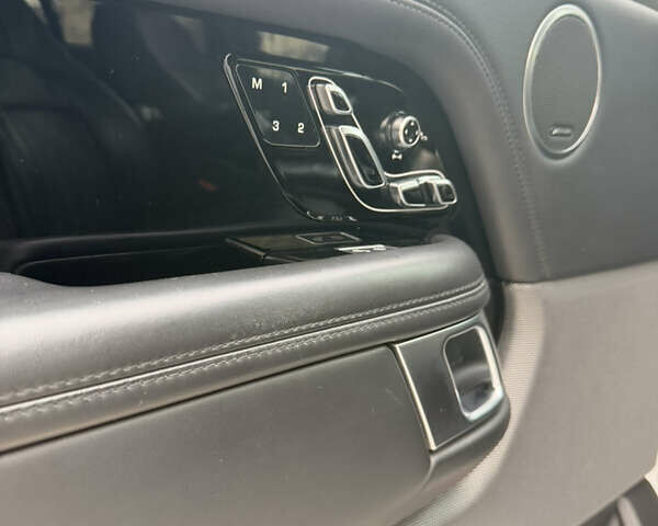 Белый Ленд Ровер Рендж Ровер, объемом двигателя 3 л и пробегом 73 тыс. км за 55000 $, фото 22 на Automoto.ua