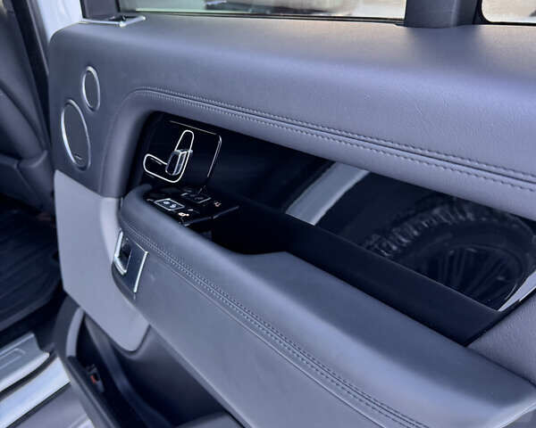 Белый Ленд Ровер Рендж Ровер, объемом двигателя 3 л и пробегом 74 тыс. км за 56000 $, фото 23 на Automoto.ua