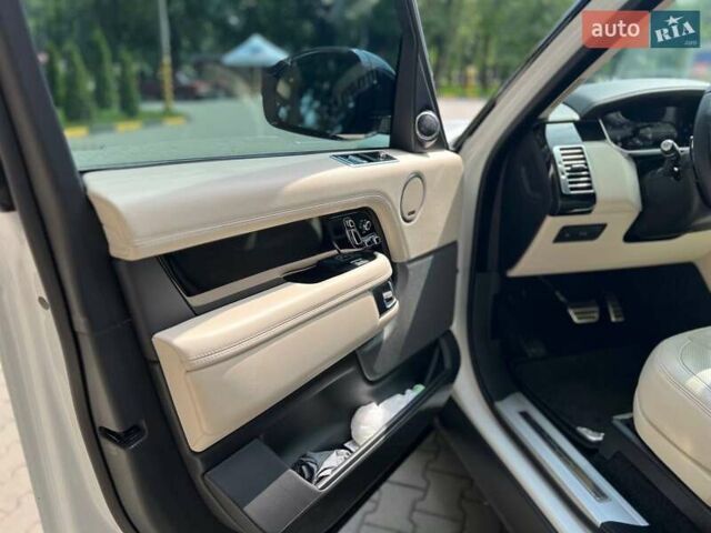 Белый Ленд Ровер Рендж Ровер, объемом двигателя 5 л и пробегом 40 тыс. км за 95000 $, фото 13 на Automoto.ua