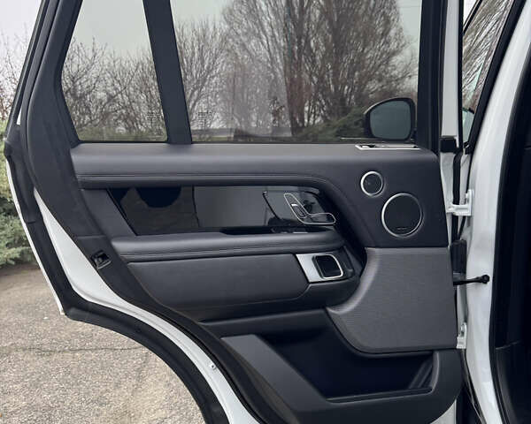 Белый Ленд Ровер Рендж Ровер, объемом двигателя 3 л и пробегом 70 тыс. км за 59000 $, фото 17 на Automoto.ua