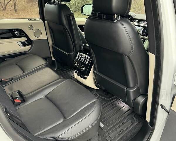 Белый Ленд Ровер Рендж Ровер, объемом двигателя 2.99 л и пробегом 84 тыс. км за 73700 $, фото 12 на Automoto.ua