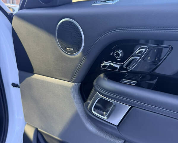 Белый Ленд Ровер Рендж Ровер, объемом двигателя 3 л и пробегом 73 тыс. км за 55000 $, фото 45 на Automoto.ua