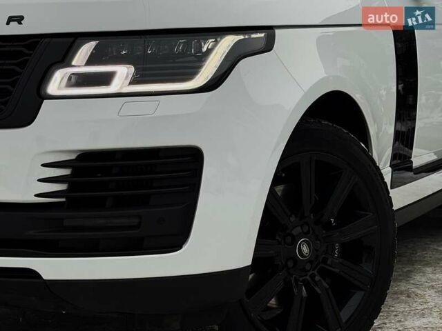 Белый Ленд Ровер Рендж Ровер, объемом двигателя 4.37 л и пробегом 105 тыс. км за 64999 $, фото 6 на Automoto.ua