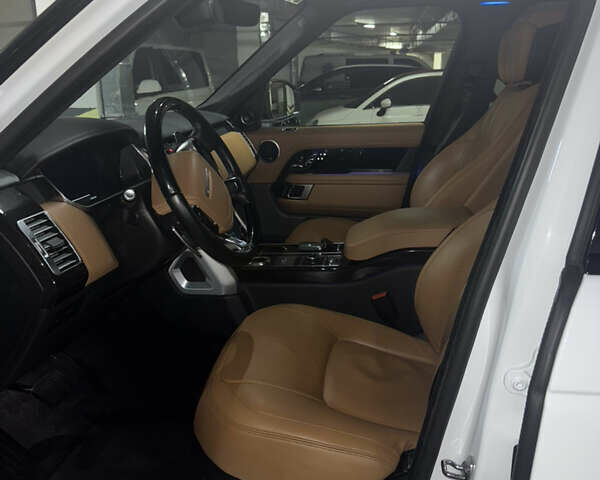 Белый Ленд Ровер Рендж Ровер, объемом двигателя 4.37 л и пробегом 102 тыс. км за 67500 $, фото 8 на Automoto.ua