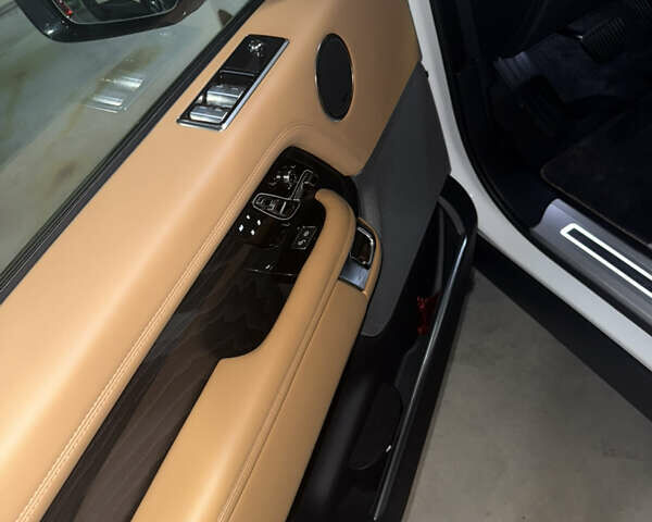 Белый Ленд Ровер Рендж Ровер, объемом двигателя 4.37 л и пробегом 102 тыс. км за 67500 $, фото 4 на Automoto.ua