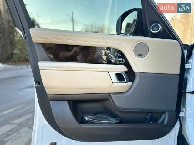 Білий Ленд Ровер Рендж Ровер, об'ємом двигуна 5 л та пробігом 95 тис. км за 65000 $, фото 12 на Automoto.ua