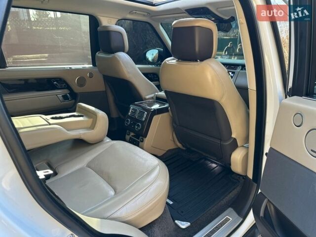 Білий Ленд Ровер Рендж Ровер, об'ємом двигуна 5 л та пробігом 95 тис. км за 65000 $, фото 16 на Automoto.ua