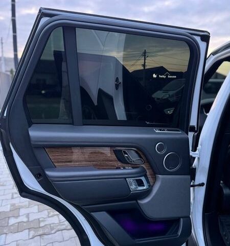 Белый Ленд Ровер Рендж Ровер, объемом двигателя 4.37 л и пробегом 130 тыс. км за 65000 $, фото 5 на Automoto.ua