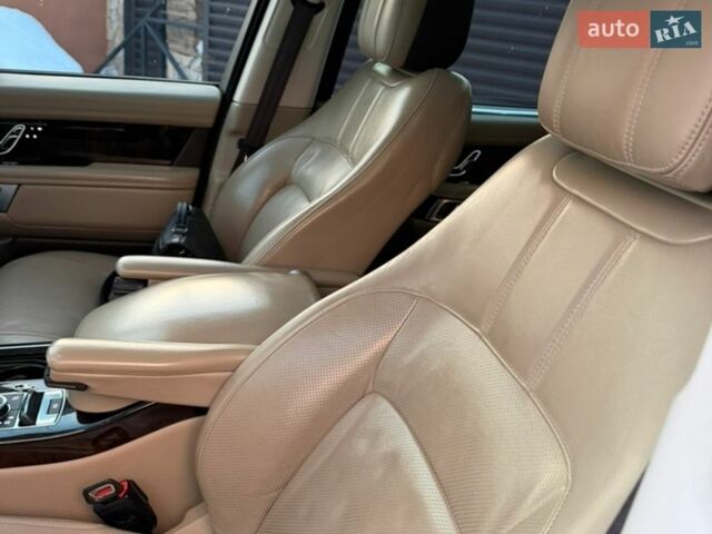 Білий Ленд Ровер Рендж Ровер, об'ємом двигуна 5 л та пробігом 97 тис. км за 65000 $, фото 9 на Automoto.ua