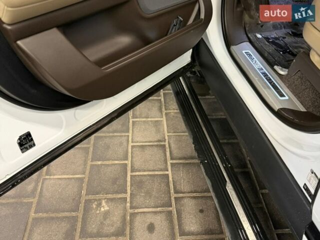 Білий Ленд Ровер Рендж Ровер, об'ємом двигуна 5 л та пробігом 95 тис. км за 69500 $, фото 10 на Automoto.ua